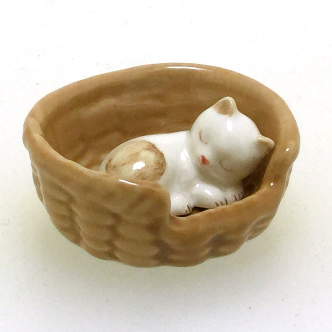 07500CC Ceramic Cat in Basket, Brown