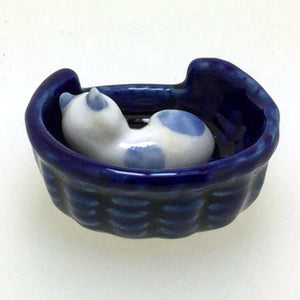 07500BB Ceramic Cat In Basket, Blue